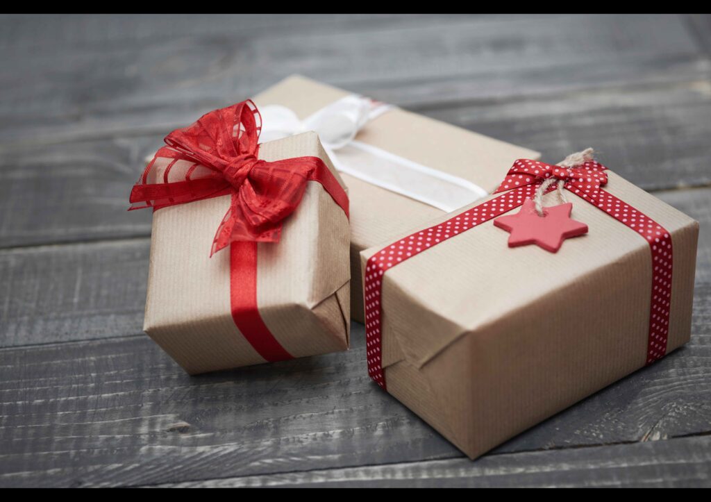 creative-christmas-presents-wooden-desks (1) (3)